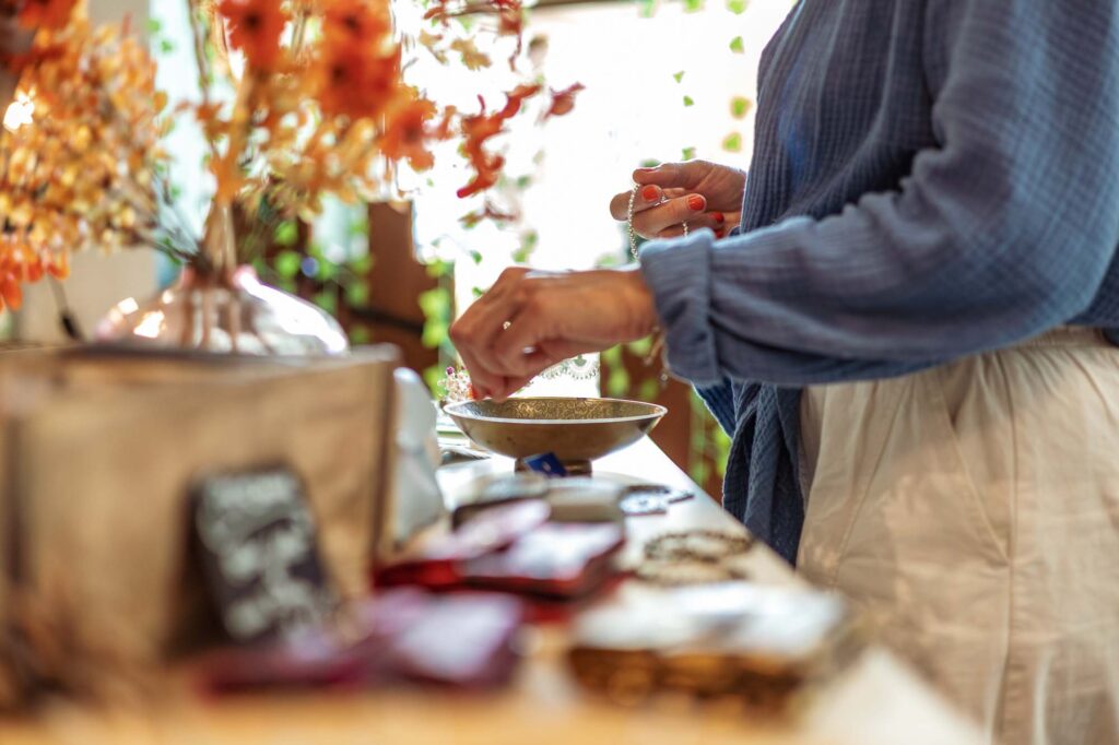 Nachhaltige Businessfotografie für Einzelhändler – Jessy Losch Berlin Detailaufnahme im Schmuckladen Liebling Strausberg – nachhaltige Unternehmensfotografie mit Fokus auf Handarbeit und Naturmaterialien