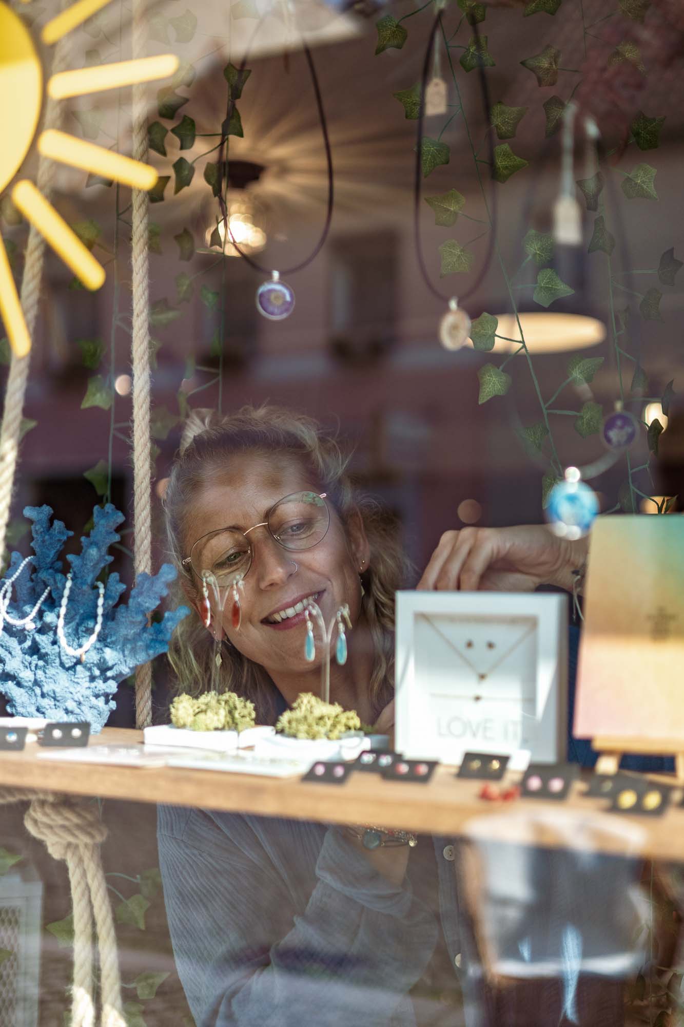 Echte Markenfotografie für Einzelhändlerinnen – JessyGraphy Berlin Brandenburg Sunny dekoriert das Schaufenster ihres Ladens Liebling Strausberg – nachhaltige Unternehmensfotografie mit Liebe zum Detail