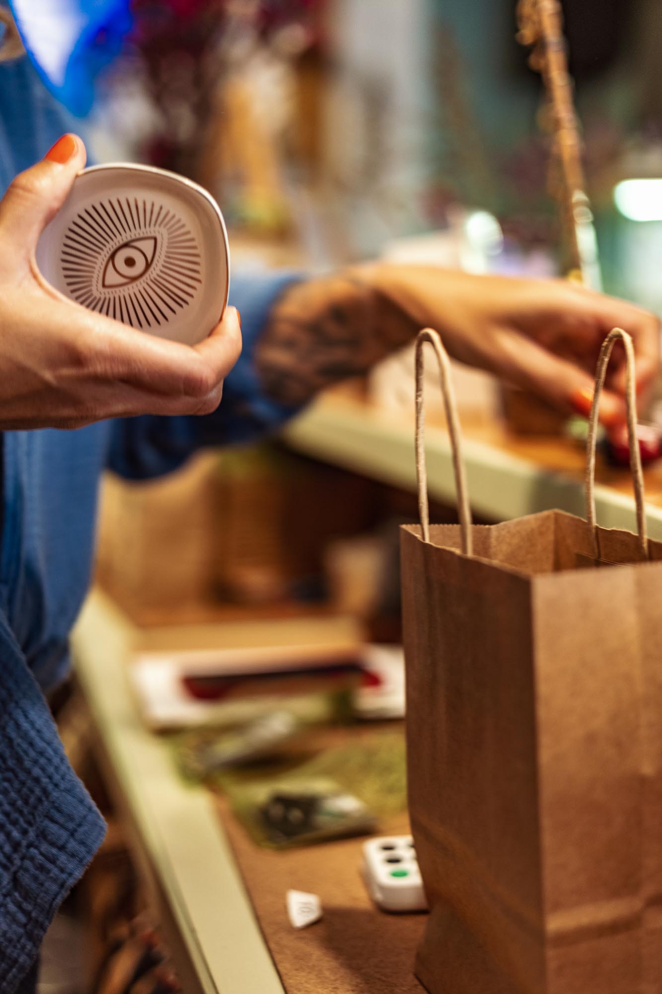 Detailaufnahme Schmuckverkauf: handgefertigter Blütenschmuck wird im Laden Liebling Strausberg liebevoll verpackt, kreative Businessfotografie für nachhaltige Produkte.