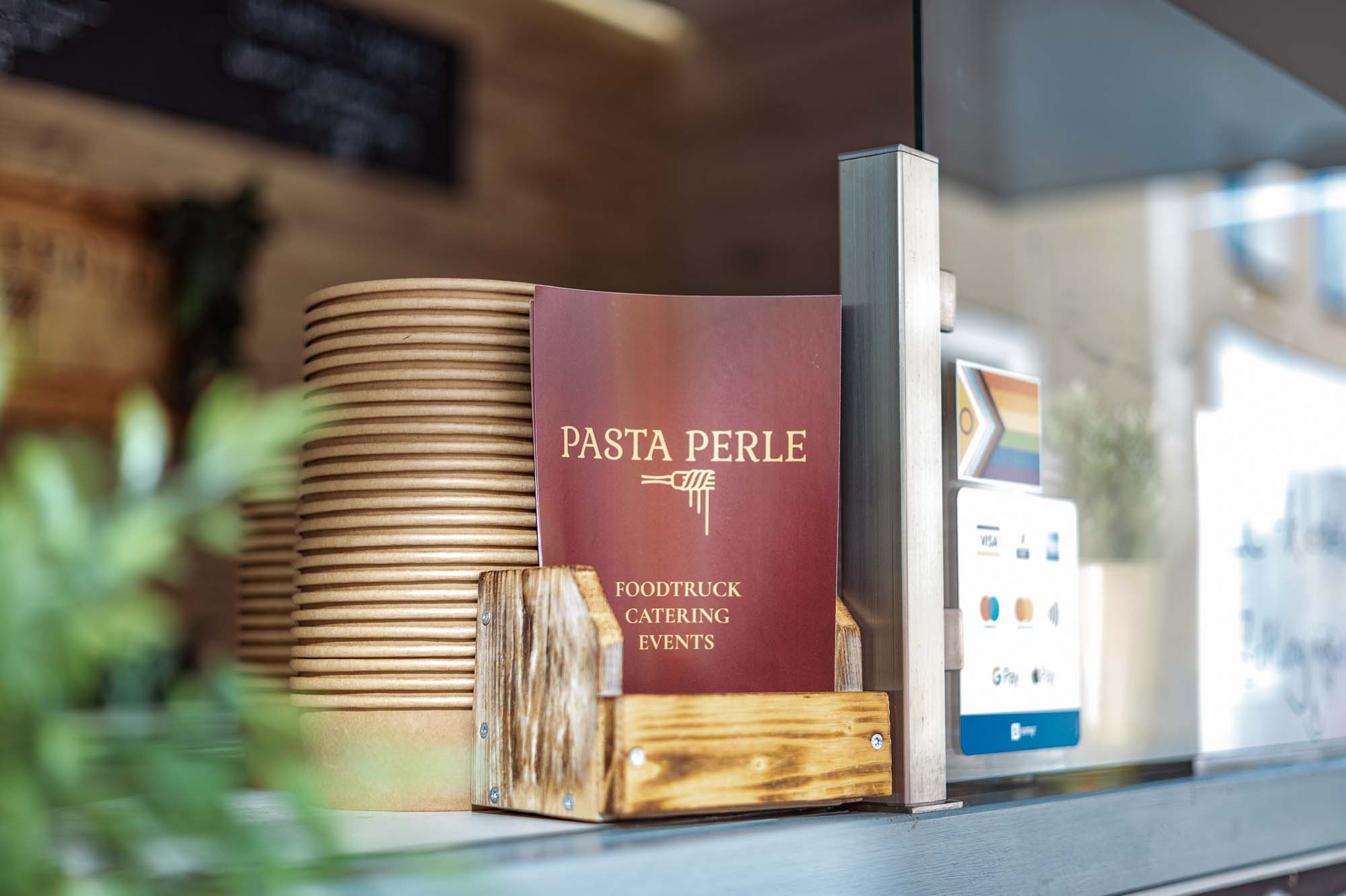 Detailaufnahme Pasta Perle Flyer, Foodtruck Catering Events Berlin, Branding- und Businessfotografie für Gastronomie mit Fokus auf Corporate Identity und Markenauftritt.