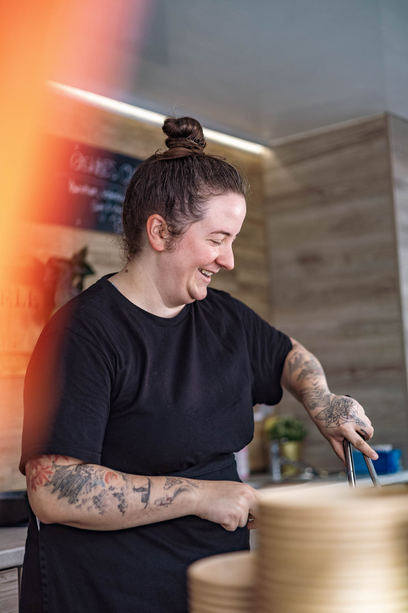 Echte Arbeitsmomente beim Kochen – Pasta Perle | JessyGraphy Berlin Brandenburg Foodtruck-Köchin Anne bereitet frische Pasta zu – authentische Unternehmensfotografie während der Arbeit