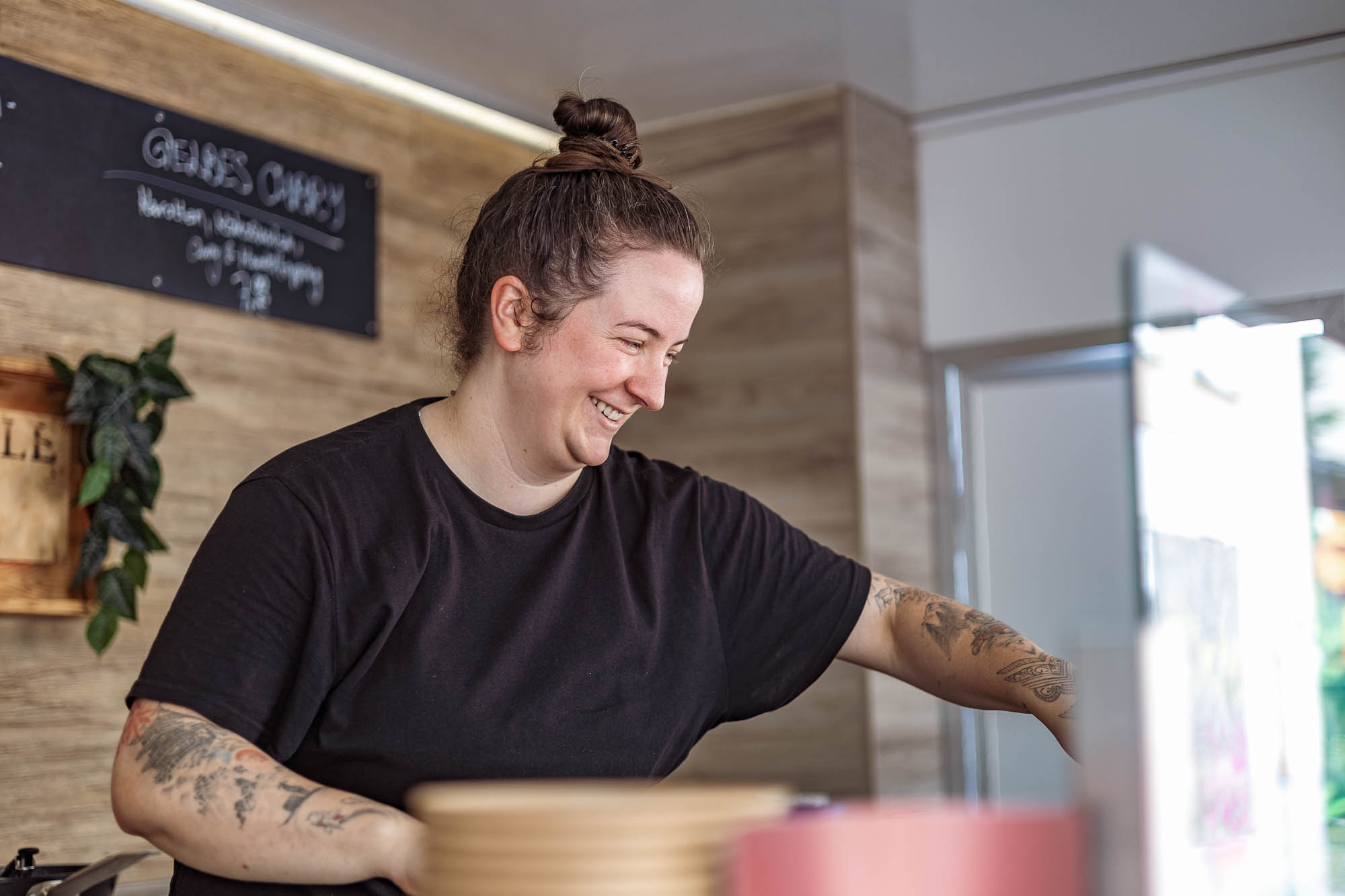 Echte Arbeitsmomente im Foodtruck – Businessfotografie JessyGraphy Foodtruck-Köchin Anne bei der Zubereitung frischer Pasta – authentische Unternehmensfotografie Berlin Brandenburg