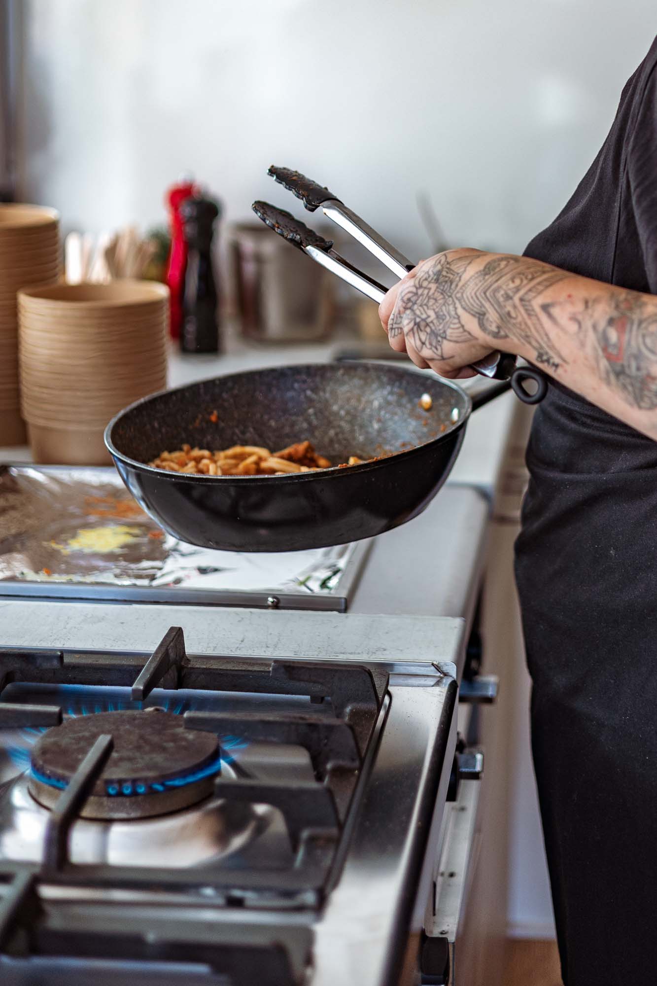 chte Unternehmensfotografie beim Kochen – Pasta Perle Foodtruck Berlin Brandenburg Unternehmensfotografie während der Arbeit, keine gestellten Posen, direkt beim Kochen der Pasta, PastaPerle