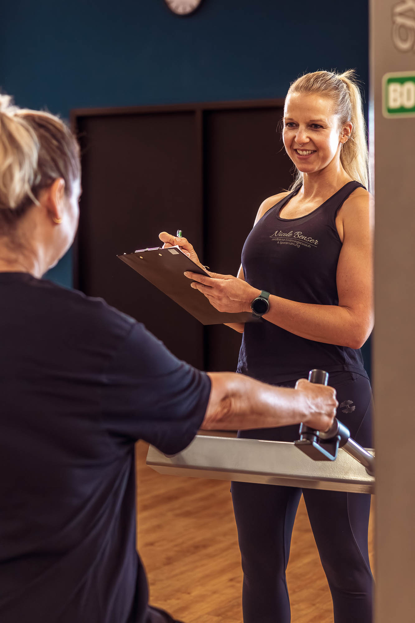 Nicole Benser beim Personal Training – Unternehmensfotografie Berlin Personaltrainerin Nicole Benser im Coaching mit Kundin beim Krafttraining – authentische Unternehmensfotografie in Berlin