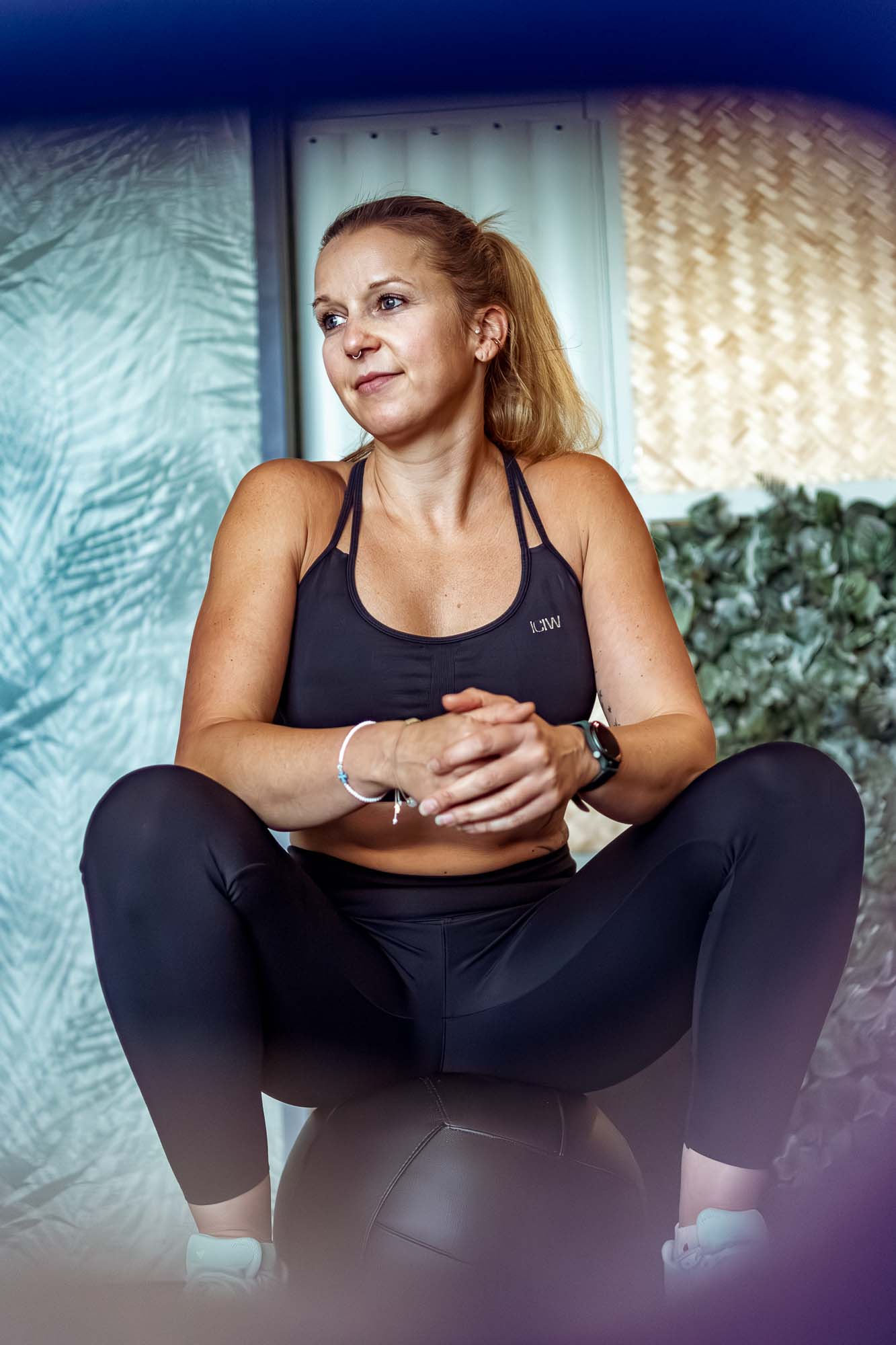 Businessportraits für Trainerinnen – JessyGraphy Unternehmensfotografie Personaltrainerin Nicole Benser in ruhigem Moment nach dem Workout – natürliche Businessfotografie für Selbstständige